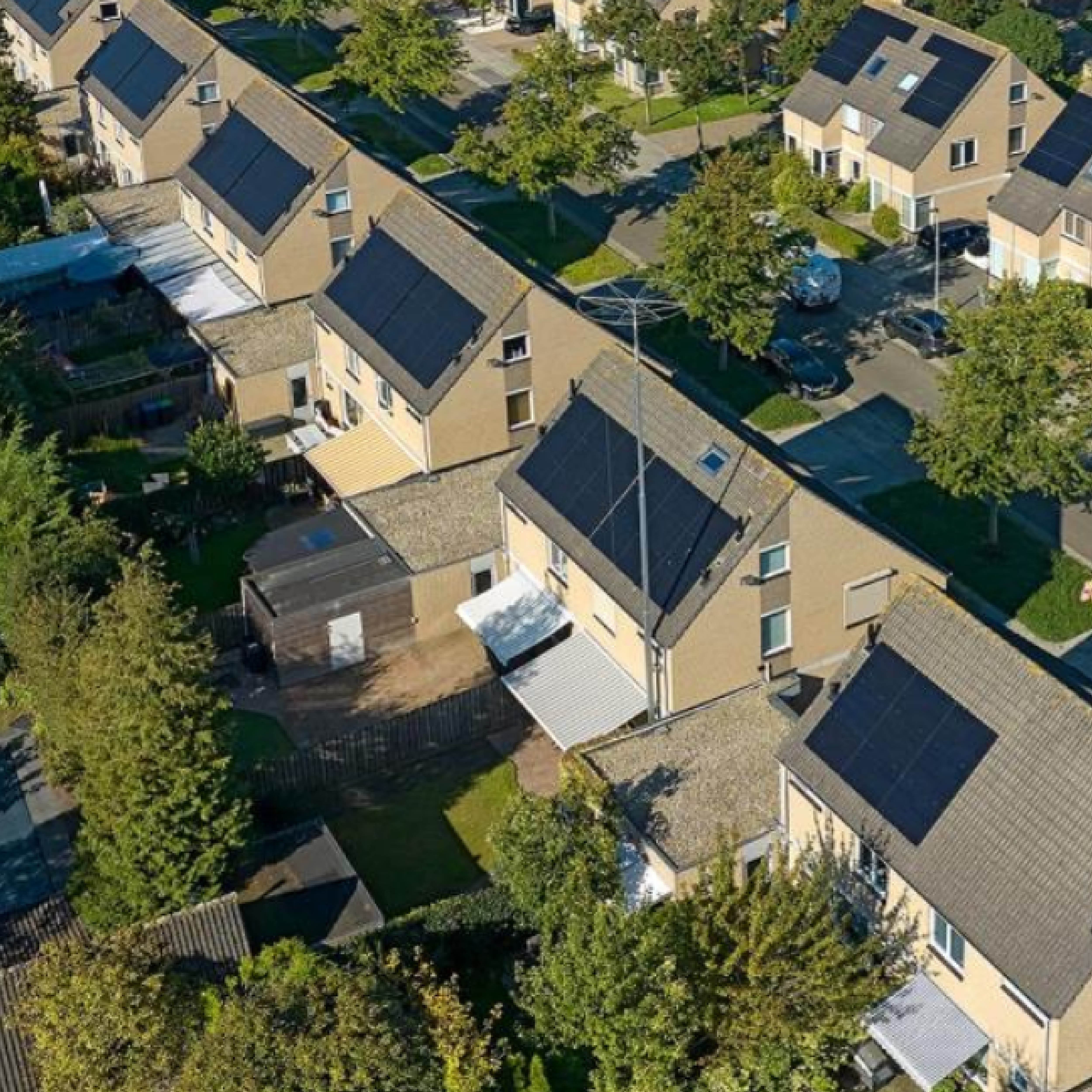Oude huurwoningen vanuit de lucht gefotografeerd