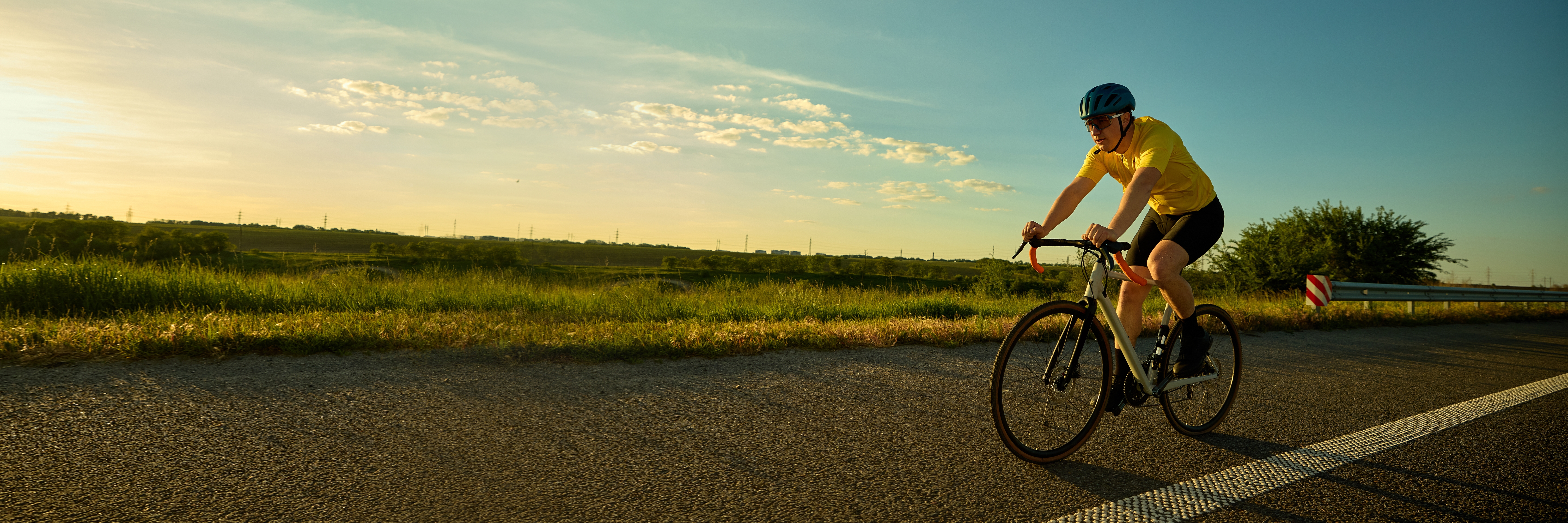 Wielrenner op een polderweg