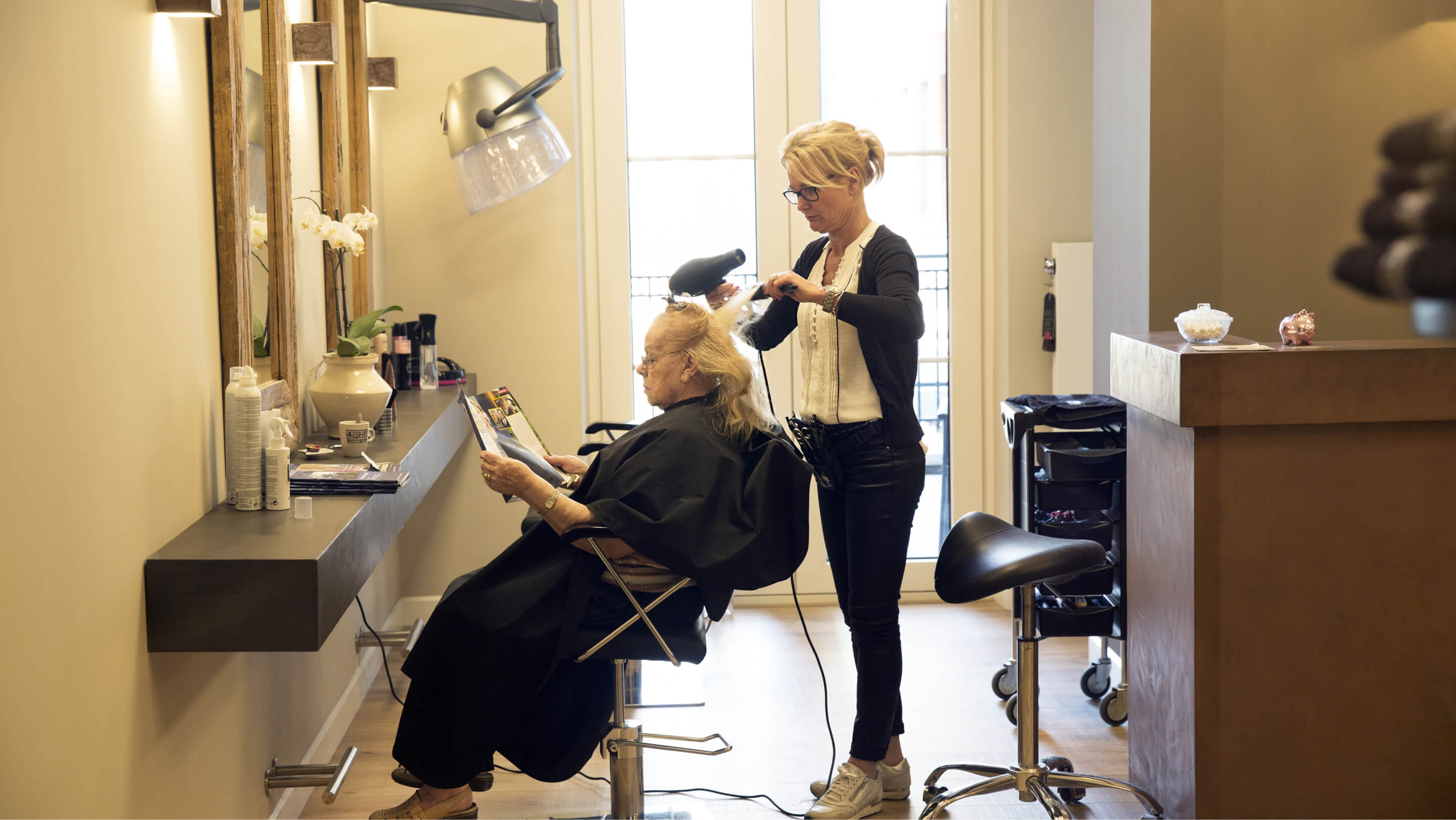 Kapster heeft een klant in de serviceflat