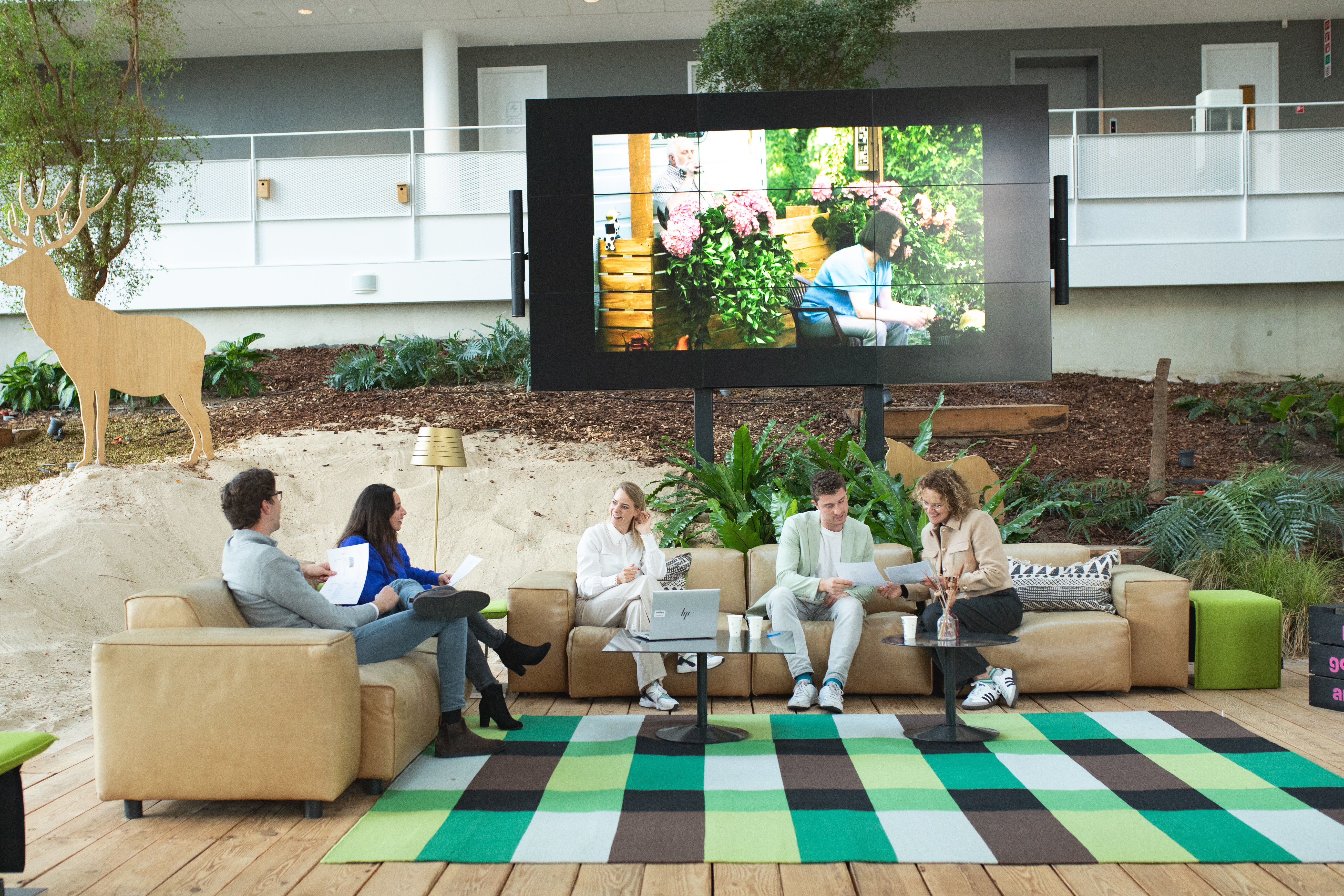 People at Achmea working together in the living room at location Apeldoorn