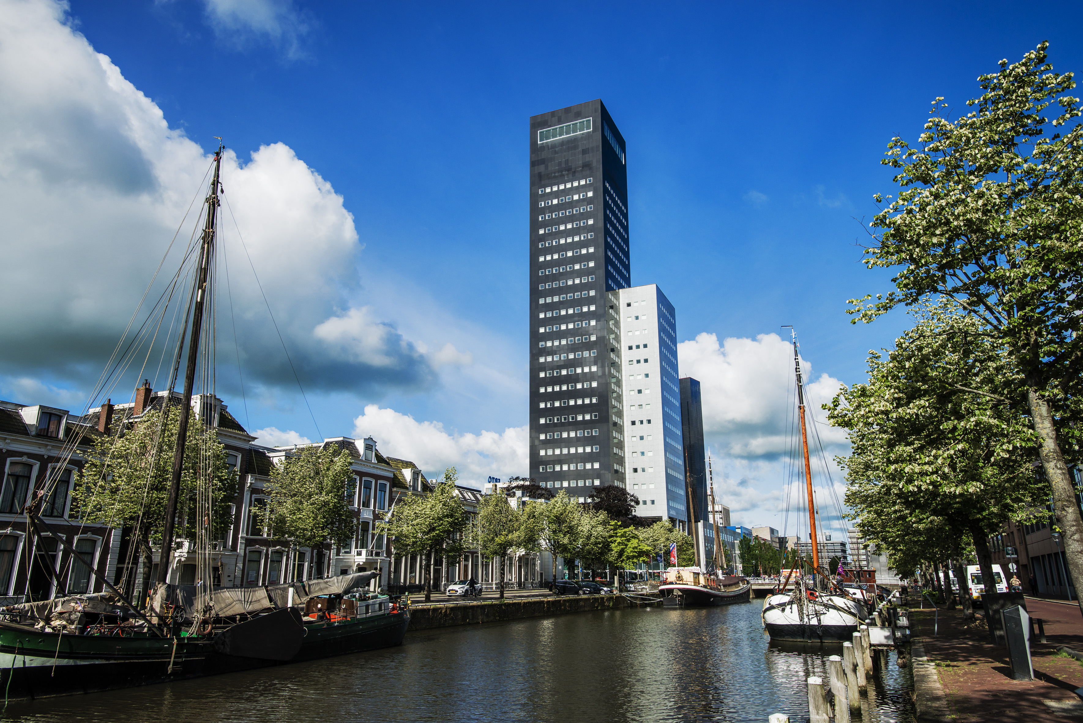 De Achmea Toren in Leeuwarden gefotografeerd vanuit het centrum