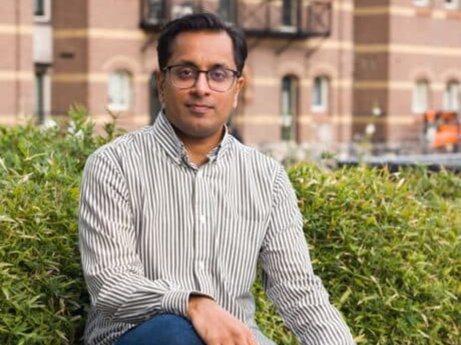 Foto van auteur Ilyaz Nasrullah voor zijn Essay - Impact AI op de arbeidsmarkt