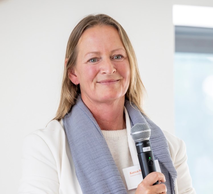 Foto van Karen Maas die presenteert over impact van onderscheidend werkgeverschap