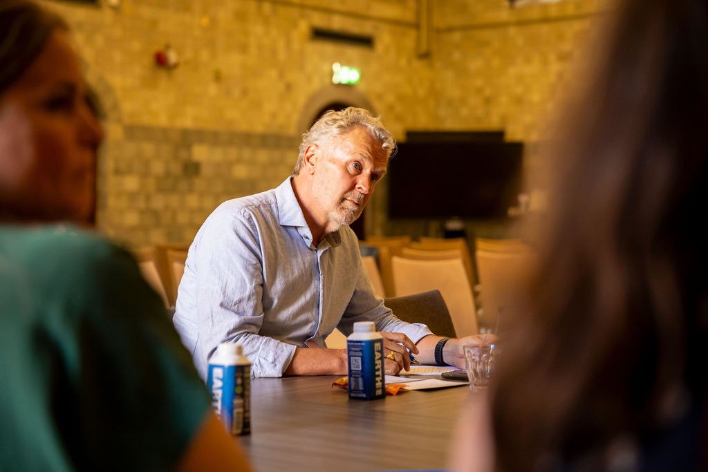 Account Director leidt een rondetafelgesprek over Duurzaam Werkgeverschap & AI, waarin HR-leiders uit diverse sectoren waardevolle inzichten delen over de rol van mensgericht leiderschap, ethiek en strategische verankering van AI in organisaties. Een belangrijke takeaway: AI moet niet alleen efficiëntie verhogen, maar ook bijdragen aan betekenisvol werk en het ontwikkelen van talent.