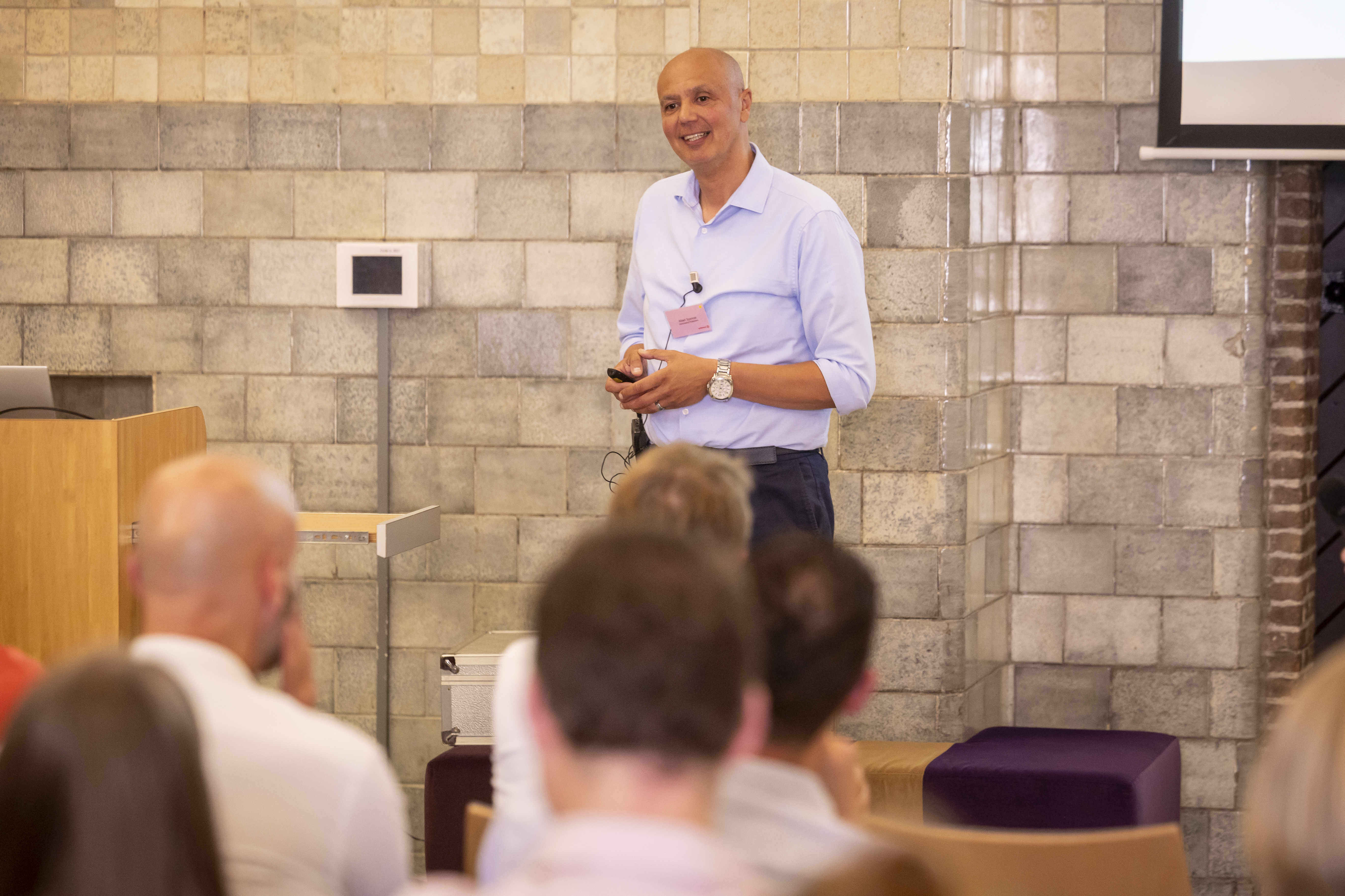 Albert Spencer, HR-directeur van Havenbedrijf Rotterdam, presenteert tijdens de inspiratiesessie Duurzaam Werkgeverschap & AI aan HR-directie en CHRO’s van Grootzakelijk Nederland. Hij deelt hoe mensgerichte digitalisering, persoonlijk leiderschap en AI bijdragen aan een wendbare organisatiecultuur waarin medewerkers zelf de regie nemen over hun ontwikkeling.