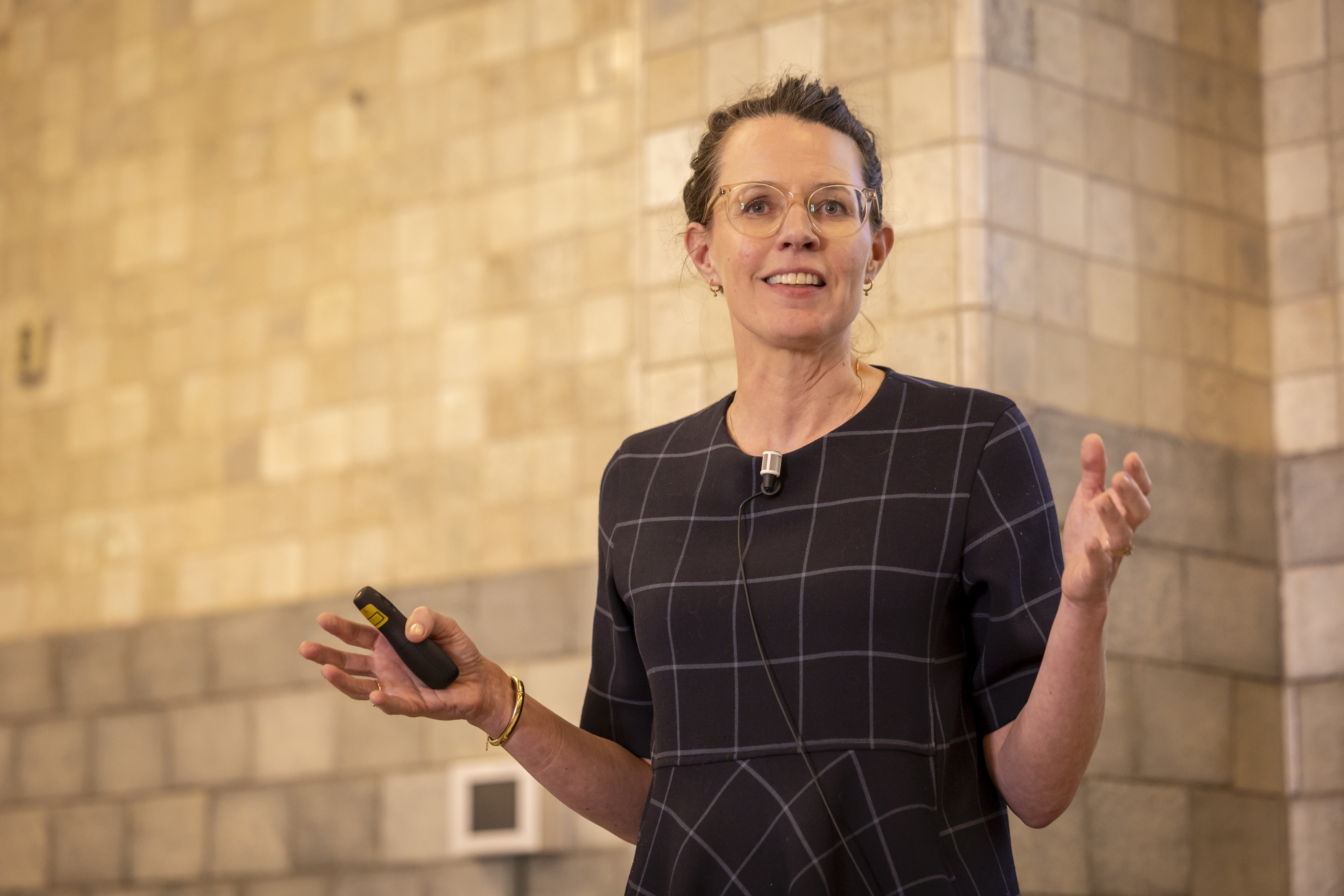 Anne Doeser, HR Innovation Lead bij Rabobank, presenteert tijdens de inspiratiesessie "Duurzaam Werkgeverschap & AI" aan de HR Directie en CHRO. In haar presentatie benadrukt ze dat AI niet alleen draait om efficiëntie, maar vooral om de impact op mensen. Ze roept HR op om richting te geven, te experimenteren en AI te verbinden aan mensgerichte waarden.