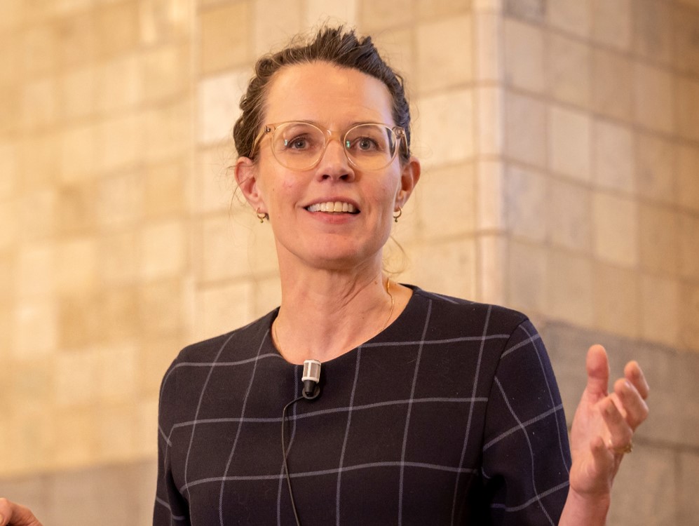 Foto Anne Doeser HR Innovation Lead bij Rabobank presentatie Achmea inspiratiesessie Duurzaam Werkgeverschap en AI - bij artikel AI blijft mensenwerk