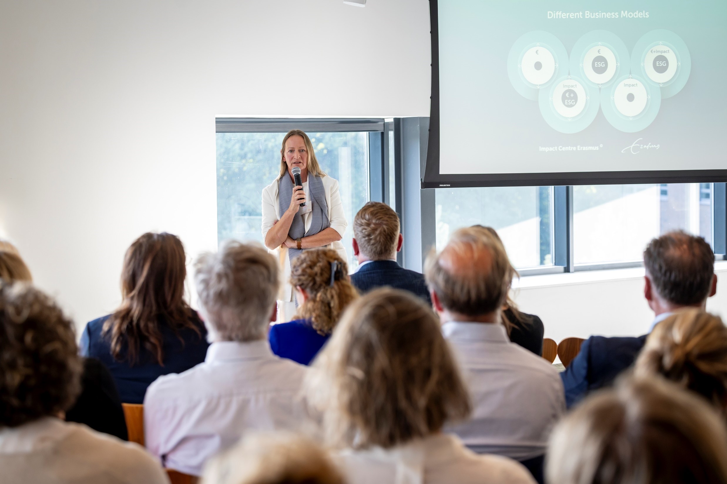 Karen Maas presenteert het impactmodel Duurzaam Werkgeverschap tijdens de Over de Vloer XL over Onderscheidend werkgeverschap voor HR leiders