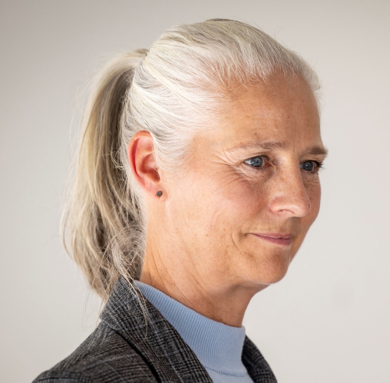 HR Directeur Patricia Gielis tijdens presentatie Duurzaam Werkgeverschap Achmea tijdens de Over de Vloer XL bij Achmea. Naast button om presentatie te downloaden