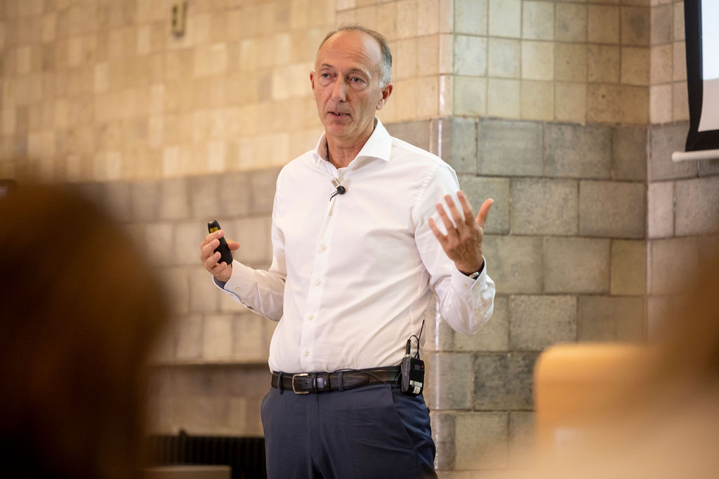 Prof. Dr. Muel Kaptein die een presentatie geeft over de praktische ethische inzichten geeft bij de inzet van AI voor HR Directie