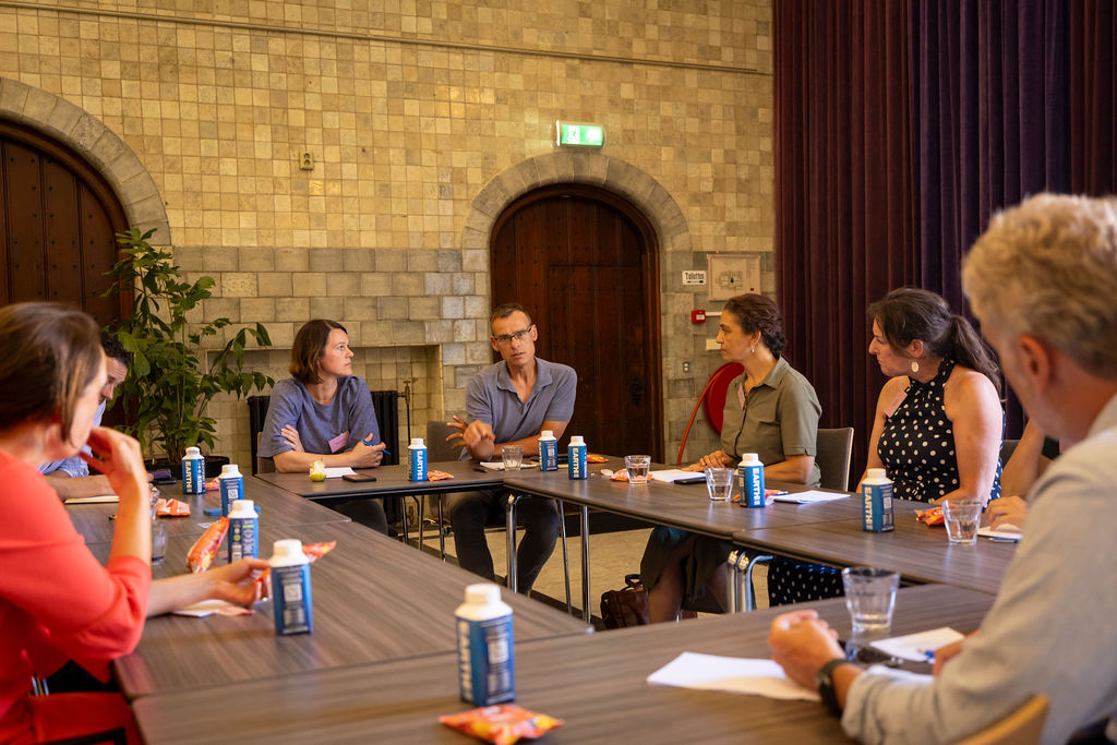 Rondetafel gesprek tussen HR leiders uit verschillende sectoren over de rol van HR in AI transitie bij inspiratiesessie Duurzaam Werkgeverschap & AI. Bij artikelen die inzichten geeft in de uitkomsten van de rondetafelgesprekken "HR aan het Roer van AI-transformatie: Lessen uit Nyenrode"