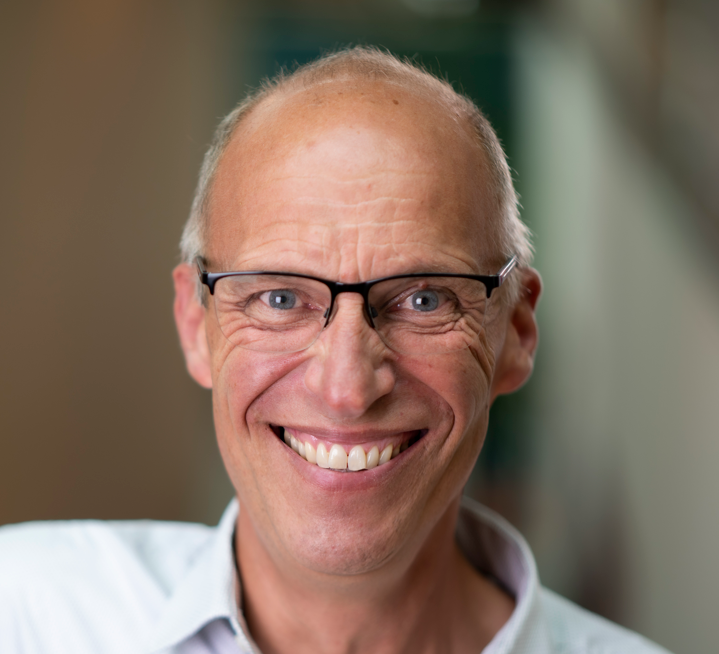 Foto van Tom van Disseldorp, die in het artikel de inzichten van HR-directies over AI uit HR-Platform Open bespreekt