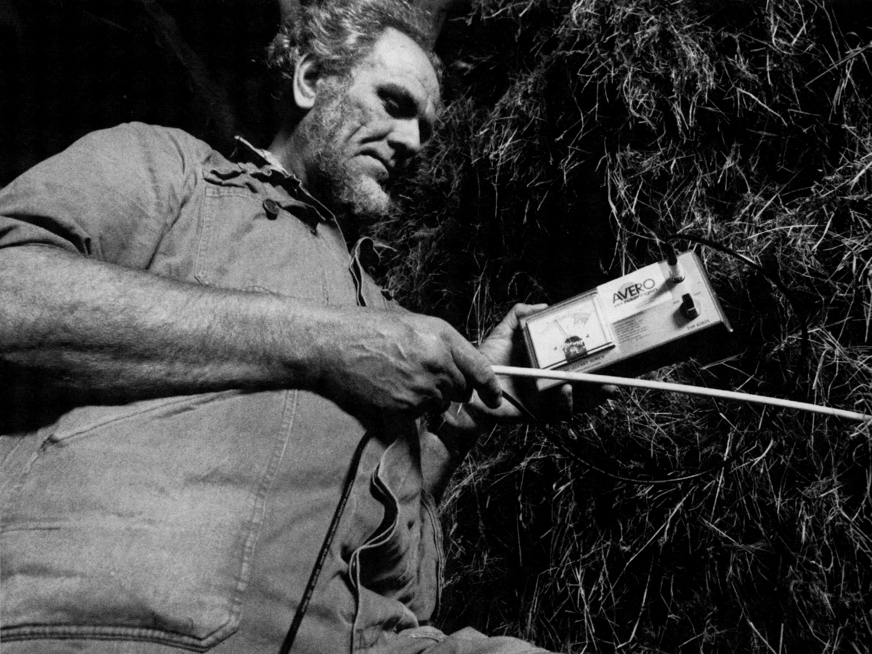 Zwart wit foto van een medeerker van Avéro met een meetinstrument