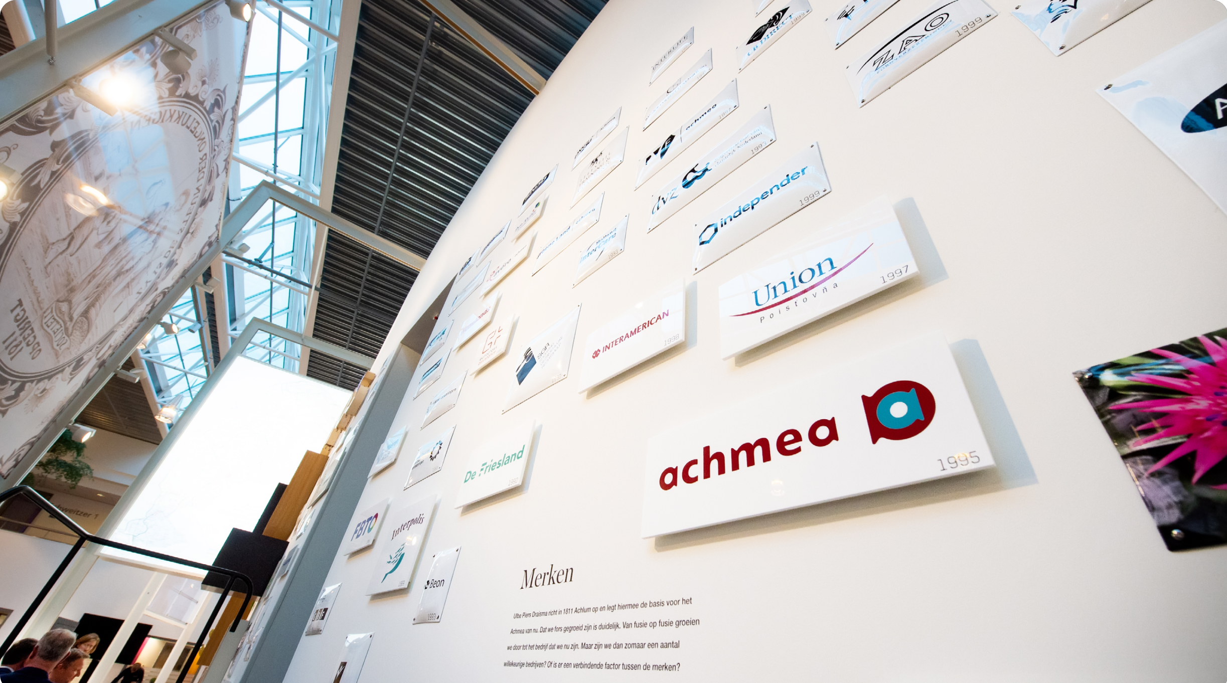 Foto van alle logo's, gexposeerd op de tentoonstelling